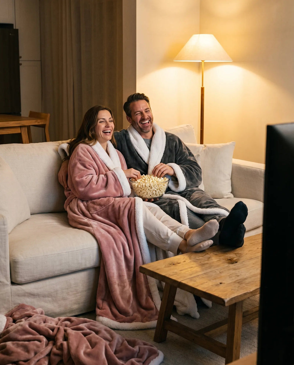 Ein Paar, warm eingekuschelt auf dem Sofa